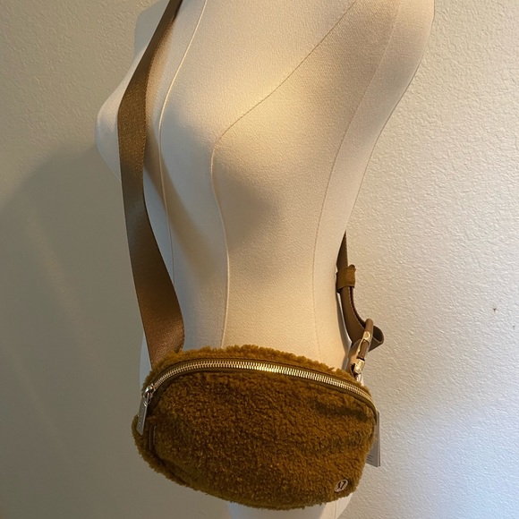 Lululemon everywhere belt bag Sherpa\fleece in camel : tan : brown - Picture 9 of 14
